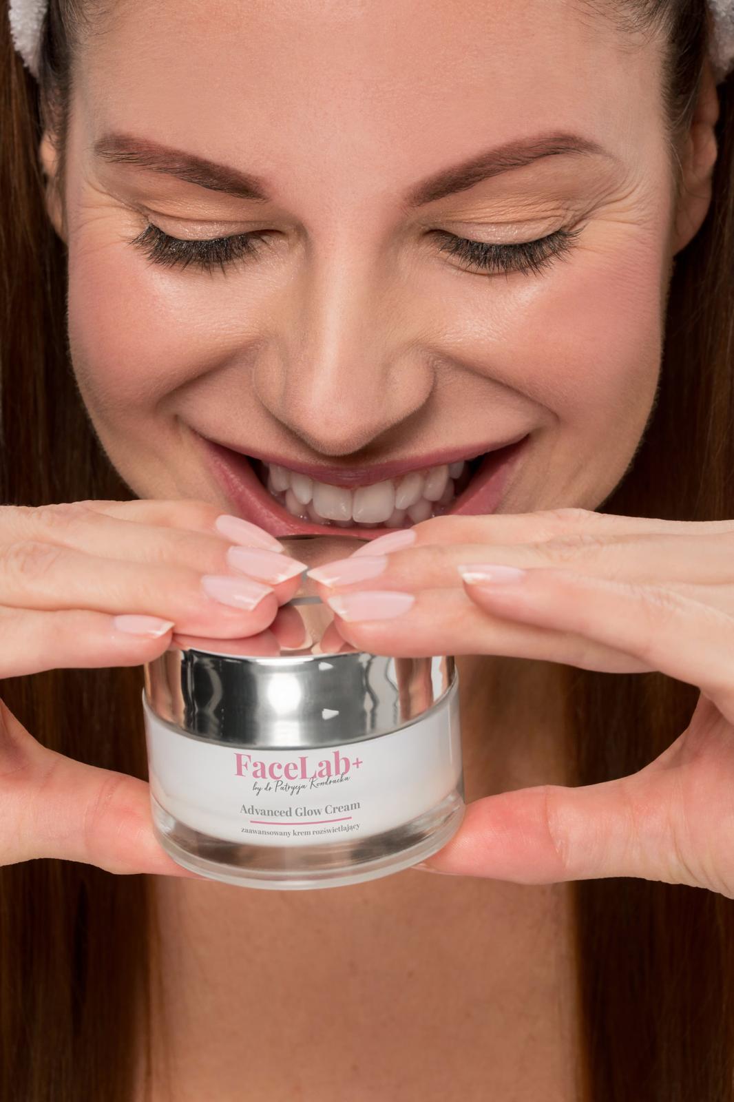 Kobieta z promienną cerą